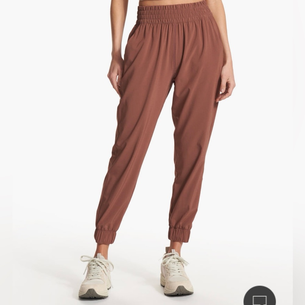 Vuori Villa Joggers, Hazelnut, Medium NWOT